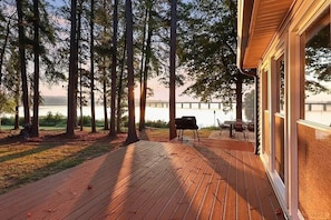 Terrace/patio - NEW💥180 Degree Views! On the Point💥 Large Dock, Amazing Fishing💥Renovated! (Boydton)