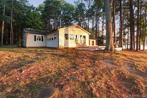 Exterior - NEW💥180 Degree Views! On the Point💥 Large Dock, Amazing Fishing💥Renovated! (Boydton)