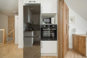 Kühlschrank, Mikrowelle, Ofen, Herdplatte