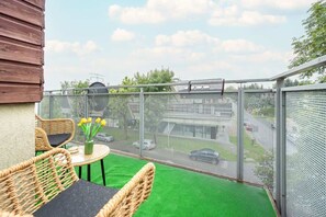 Outdoor dining - Lubinowa 1G Spacious Apartment  Balcony (Wroclaw)