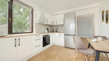 Geladeira, micro-ondas, fogão, cooktop