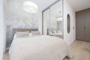 Een strijkplank/strijkijzer, wifi, beddengoed