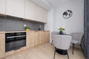 Fridge, oven, stovetop, dishwasher - Elegant Studio in Mokotow | Parking and Balcony (Warszawa)