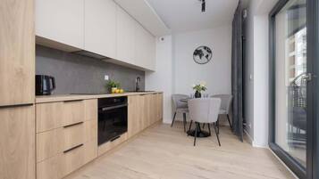 Fridge, oven, stovetop, dishwasher