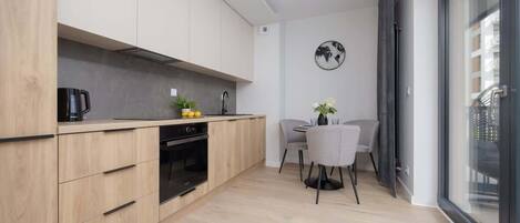 Fridge, oven, stovetop, dishwasher