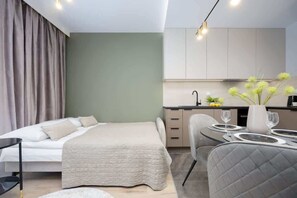 Una scrivania, ferro/asse da stiro, culla da viaggio, Wi-Fi