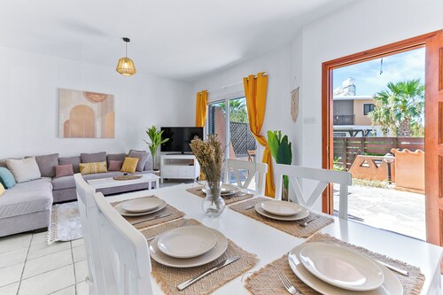 Charming 3-bedroom townhome with WiFi, AC in wonderful Paphos