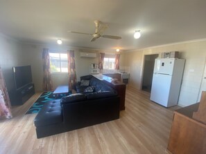 Televisor intel·ligent i reproductor de DVD 