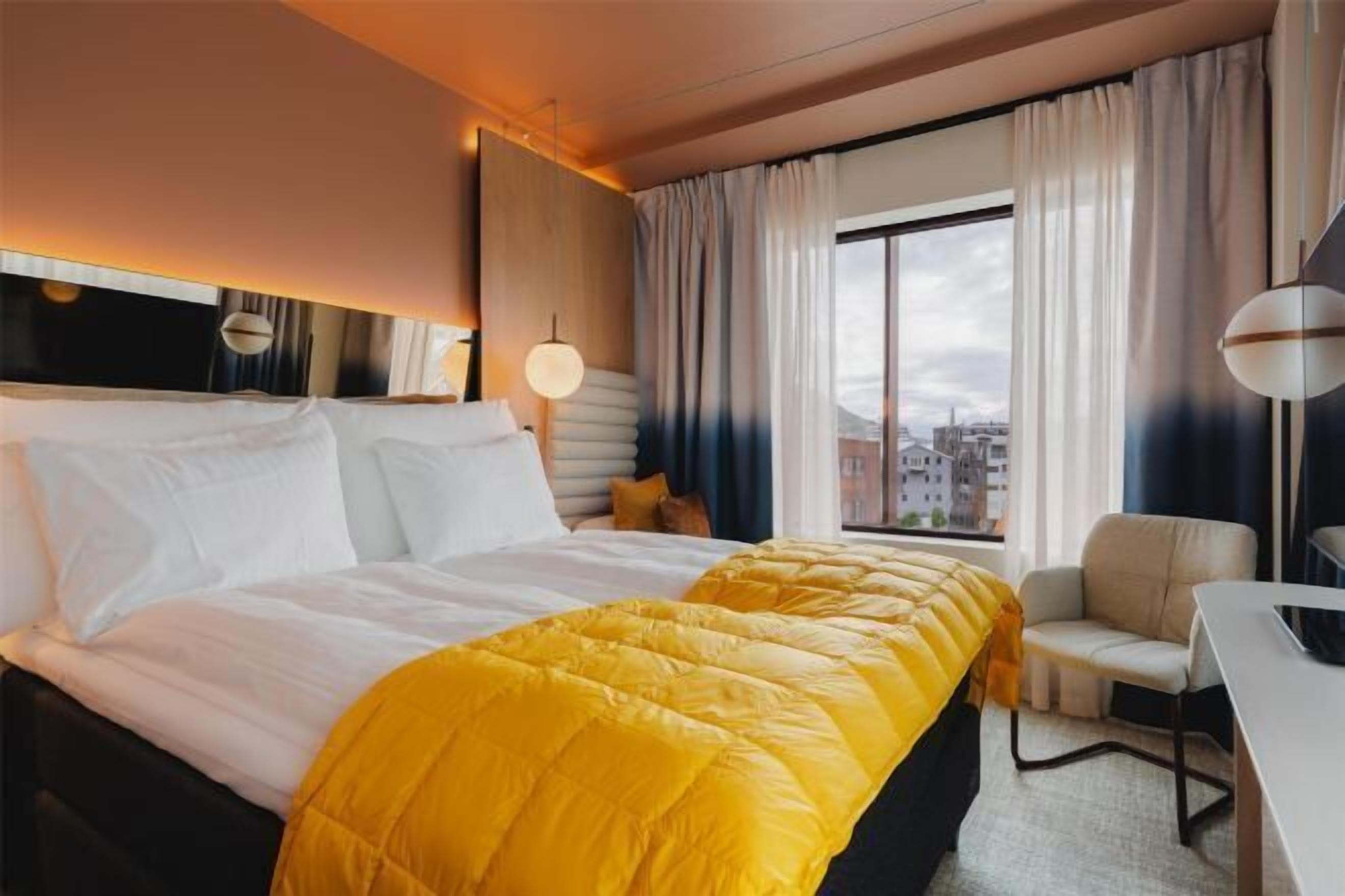 In-room safe, soundproofing, free WiFi, bed sheets