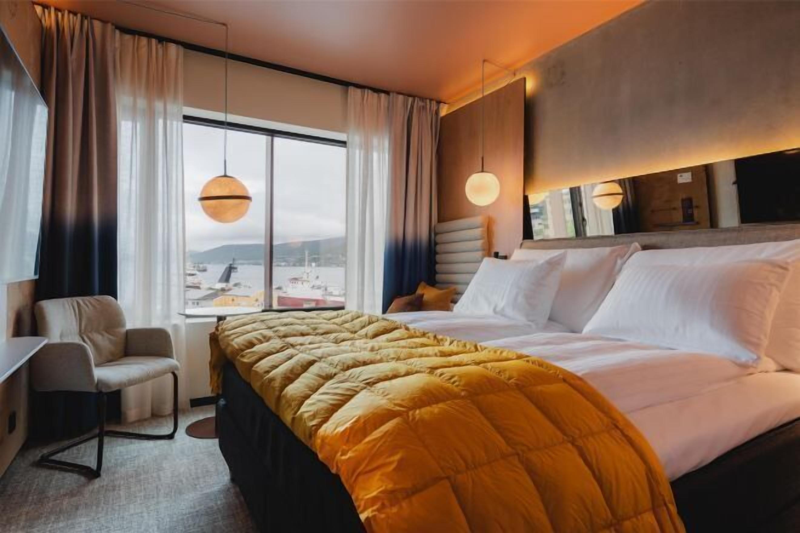 In-room safe, soundproofing, free WiFi, bed sheets