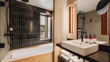 Habitación cuádruple estándar, 1 cama de matrimonio con sofá cama | Baño | Secador de pelo, suelo radiante, toallas y jabón