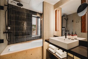 スタンダード 4 人部屋 クイーンベッド 1 台ソファーベッド付き | バスルーム | ヘアドライヤー、床暖房、タオル、石鹸