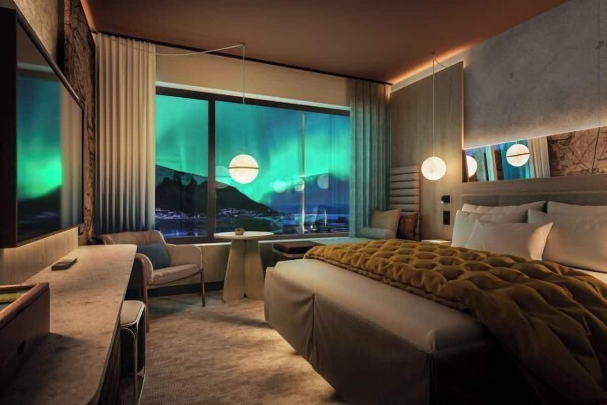 In-room safe, soundproofing, free WiFi, bed sheets