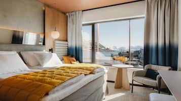 Superior Room, 1 King Bed | In-room safe, soundproofing, free WiFi, bed sheets