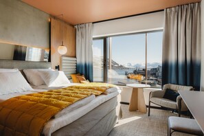 In-room safe, soundproofing, free WiFi, bed sheets