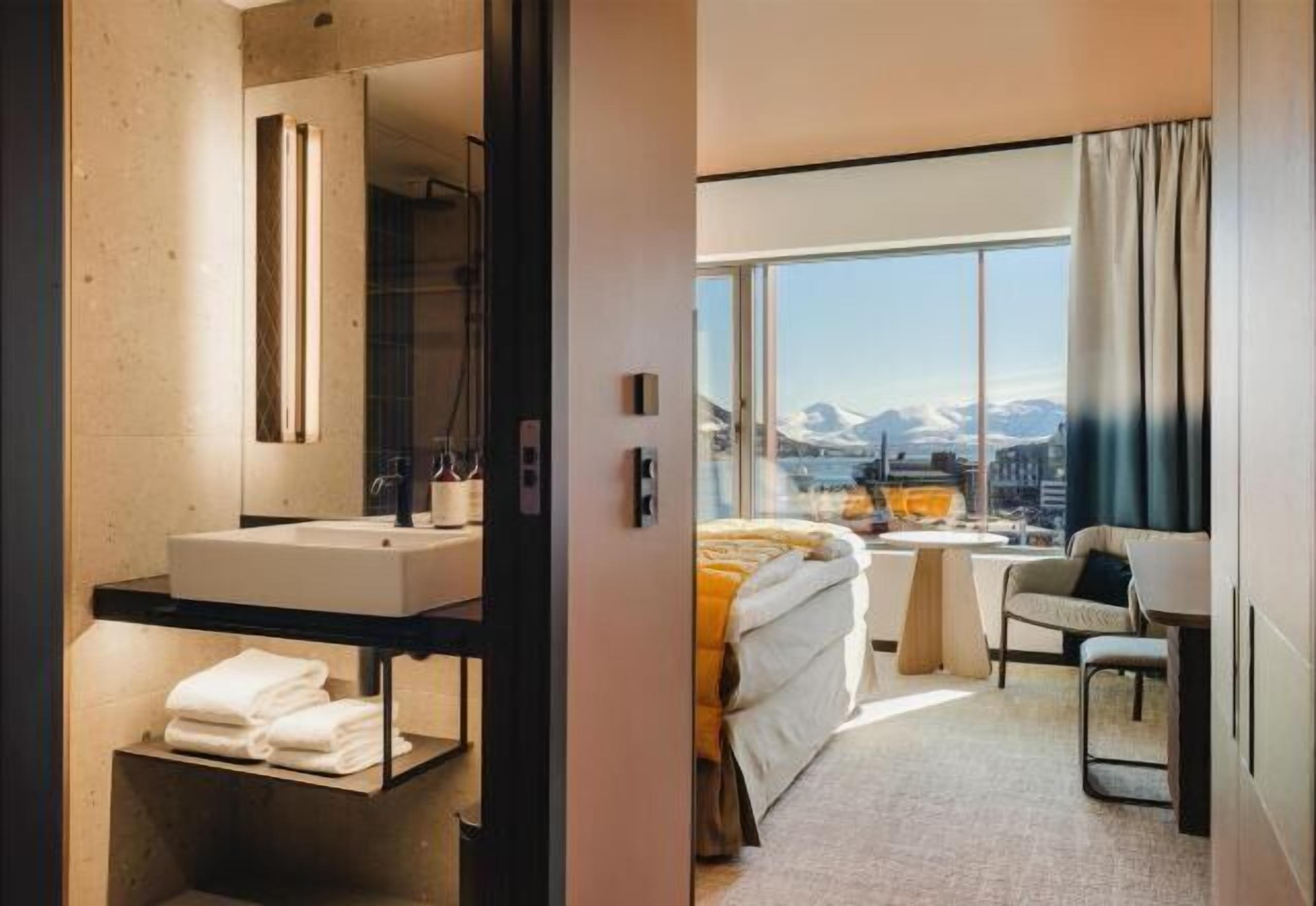 In-room safe, soundproofing, free WiFi, bed sheets