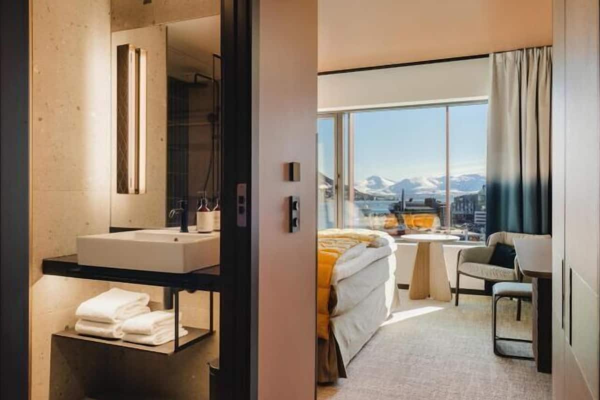 In-room safe, soundproofing, free WiFi, bed sheets