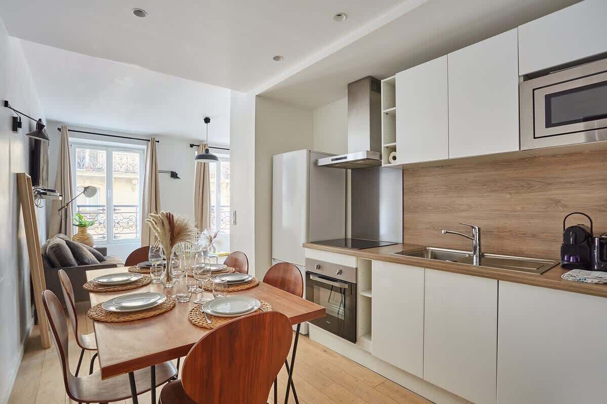 Køleskab, mikrobølgeovn, kogeplade, kaffe-/temaskine