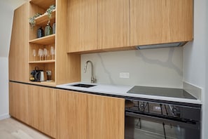 Réfrigérateur, four à micro-ondes, un four, surface de cuisson