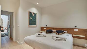 5 bedrooms, iron/ironing board, WiFi, bed sheets