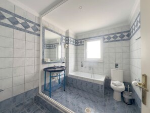 베이직 트리플룸, 발코니 | 욕실 | 욕조, 헤어드라이어, 타월, 샴푸