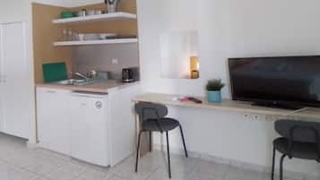 Classic Double Room, Balcony | Private kitchen | Mini-fridge, coffee/tea maker, electric kettle, cookware/dishes/utensils