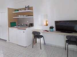 Cafetera/tetera, frigobar, tetera/pava eléctrica, utensilios de cocina