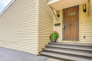 Interior - ~ 2 Mi to Downtown: Bright Apt in Lansing! (Lansing)