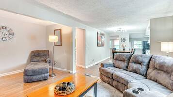 Apartment (3 Bedrooms) | Living area | TV