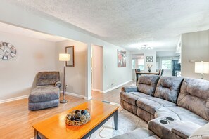 Apartment (3 Bedrooms) | Living area | TV