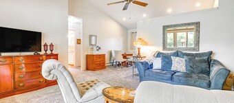 3 Mi to Michigan State: Apt w/ Patio in Lansing!