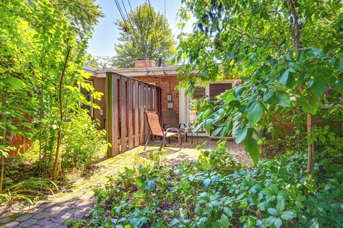 3 Mi to Michigan State: Apt w/ Patio in Lansing!