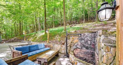 Patio & Fire Pit: Charming Cabin in Roaring Gap!