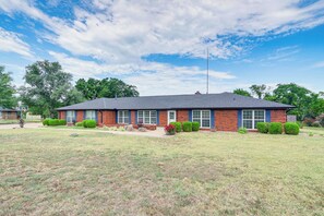 Interior - Waterfront Kansas Home w/ Private Fire Pit! (Arkansas City)