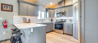 Charming Home ~ Half-mi to Potholes State Park
