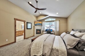 5 bedrooms, desk, iron/ironing board, free WiFi