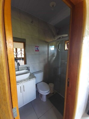 Shower, bidet, toilet paper - Chalés Rota das Cachoeiras Urupema (Urupema)