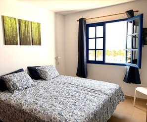 1 habitación, tabla de planchar con plancha y cuna de viaje 