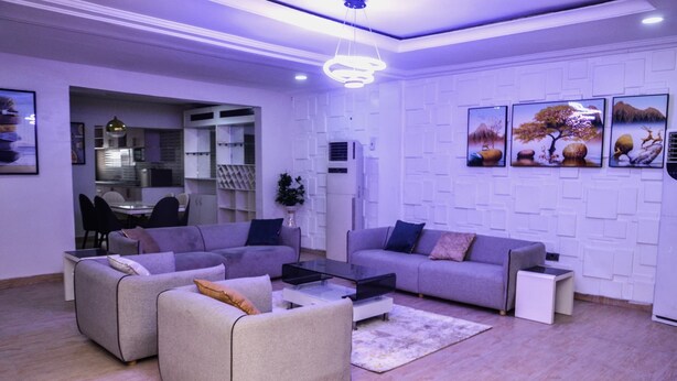 Appartamento Presidenziale, vista città | Area soggiorno | TV LED 32 pollici con canali via cavo