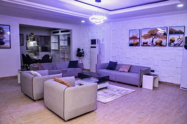 Appartement présidentiel, vue sur la ville | Aire de séjour | Téléviseur à DEL de 32 po avec télévision par cùble