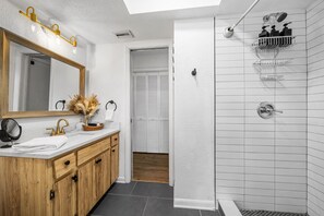 Dusche, Haartrockner, Handtücher