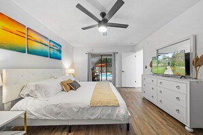 4 dormitorios, escritorio, tabla de planchar con plancha y cuna de viaje