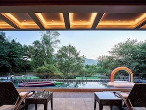 Una piscina al aire libre