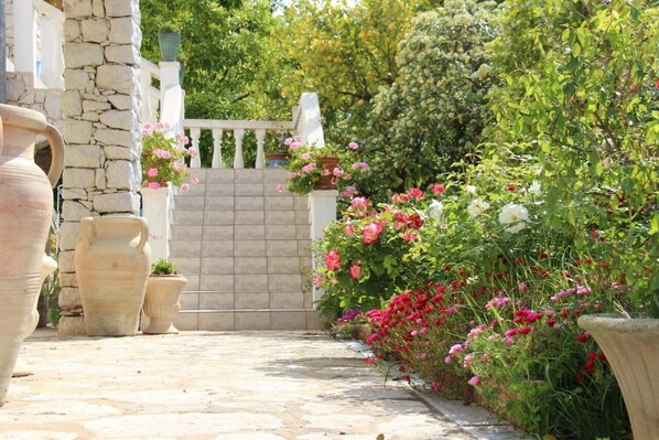 Property grounds - ROCABEL AUTHENTIC CHARM SOUTH-FACING PANORAMIC VIEW OF THE VALLEY AND SEA (Gattières)