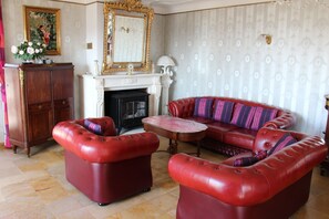 Smart TV, chimenea, futbolito y tenis de mesa 