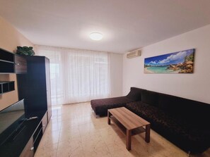 Apartamento, 2 habitaciones | Sala de estar | Una televisión
