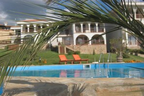 Una piscina al aire libre de temporada