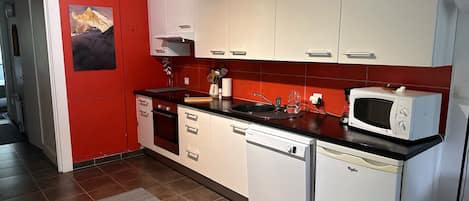 冷蔵庫、電子レンジ、オーブン、食器洗い機