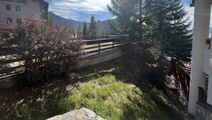 A residential area with a wooden bridge, a mountain backdrop, and a clear sky. - Cozy 2-Room Apt for 6 with Terrace, Ski Access, Pet-Friendly, Central Location in Plan Peisey (Peisey-Nancroix-Plan Peisey)