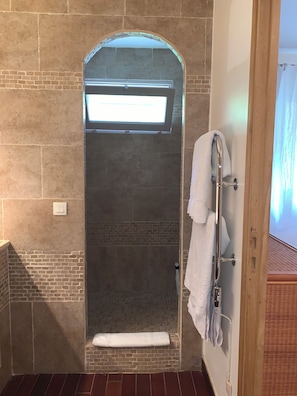 Dusche, Haartrockner, Handtücher, Seife